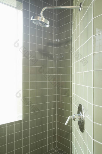柔和的绿色瓷砖<strong>淋浴房</strong>间
