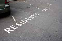 特写镜头路标记居民停车伦敦