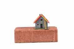 红色的砖小房子模型孤立的白色
