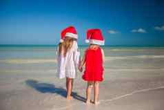 可爱的女孩圣诞节帽子有趣的异国情调的海滩