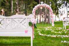 婚礼长椅花拱仪式在户外
