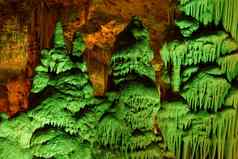 奇怪的green-lit石笋形状索勒洞穴以色列