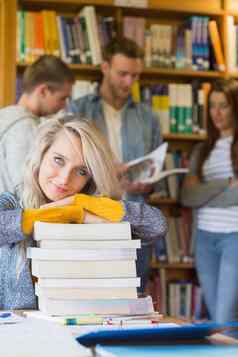 女学生堆栈书背景图书馆
