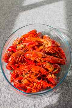 红色的煮熟的小龙虾清晰的玻璃碗