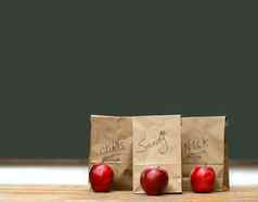 午餐袋桌子上红色的苹果