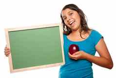 漂亮的拉美裔女孩持有空白黑板苹果
