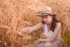 女人小麦场