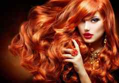 长卷曲的红色的头发时尚女人肖像