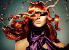时尚模型女人肖像长卷曲的红色的头发
