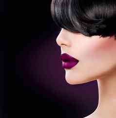 美女人脸关闭美丽的黑暗紫罗兰色的嘴唇