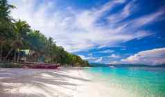 热带海滩白色沙子小船