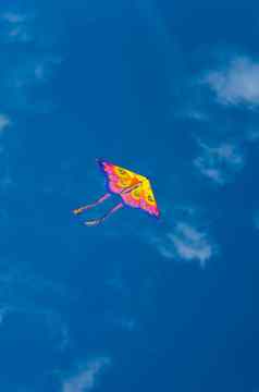 色彩斑斓的风筝蓝色的天空