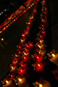 美丽的行红色的葬礼蜡烛
