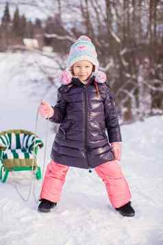 女孩滑雪橇温暖的冬天一天