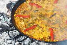 传统的西班牙海鲜饭烹饪