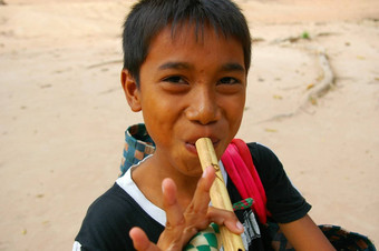 亚洲男孩玩长笛