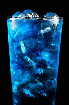 蓝色的coctail喝冰