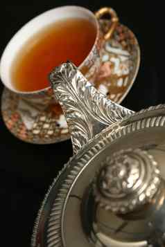 银茶壶倒茶中国人杯