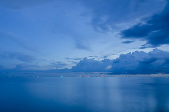 石油油轮船只锚湾雨