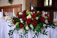 红色的玫瑰装修婚礼表格