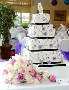 紫色的婚礼蛋糕