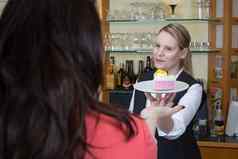女服务员一块蛋糕客户端