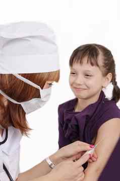 女人医生接种疫苗女孩手