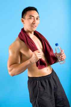 健康的年轻的男人。瓶水锻炼
