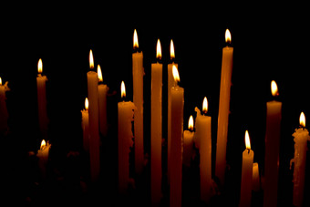 教堂奉献的蜡烛