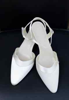 一对鞋子新娘