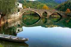 拱形桥反映了crnojevica河黑山共和国
