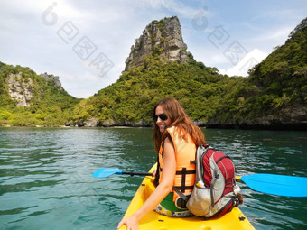 年轻的女人皮划艇这丁字裤国家<strong>海洋公园</strong>泰国