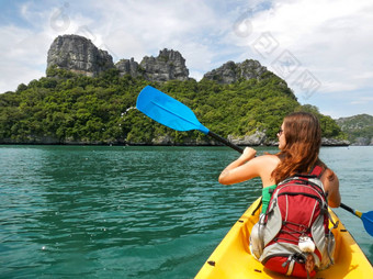 年轻的女人皮划艇这丁字裤国家海洋公园泰国