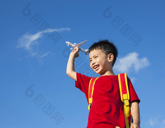 男孩持有飞机玩具背包