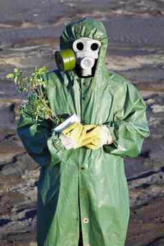 科学环保人士轻轻拥抱植物