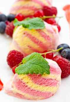 独家新闻树莓冰奶油新鲜的水果
