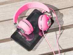 女粉红色的耳机平板电脑