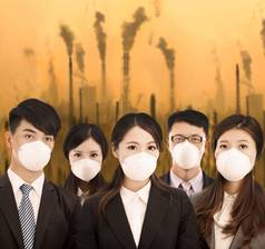 业务人穿面具空气污染背景