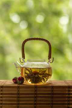 透明的茶壶盛开的茶花