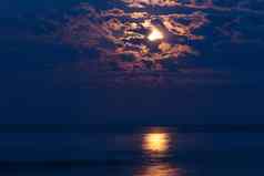 完整的月亮晚上天空月光照耀的水