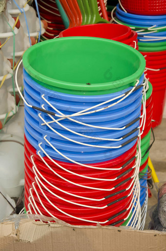 色彩斑斓的塑料桶亚洲市场