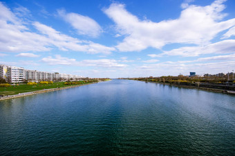 河蓝色的天空