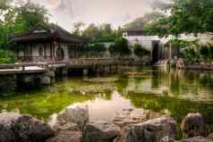 中国人风格房子池塘