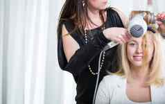 理发师发型艺术家工作年轻的女人的头发