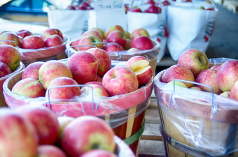 大每蒲式耳篮子完整的新鲜的在本地种植红色的苹果