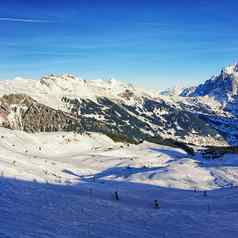 人滑雪滑雪板冬天体育运动度假胜地瑞士