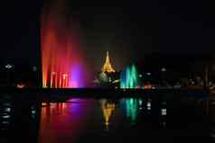 喷泉色彩斑斓的灯饰晚上大金针加铁路