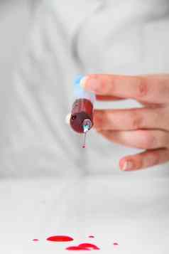 注射器红色的血测试研究艾滋病毒艾滋病概念的想法