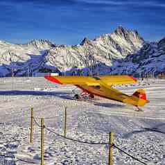 黄色的红色的飞机山滑雪度假胜地机场瑞士
