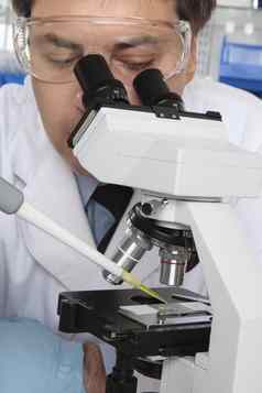 科学家研究员显微镜